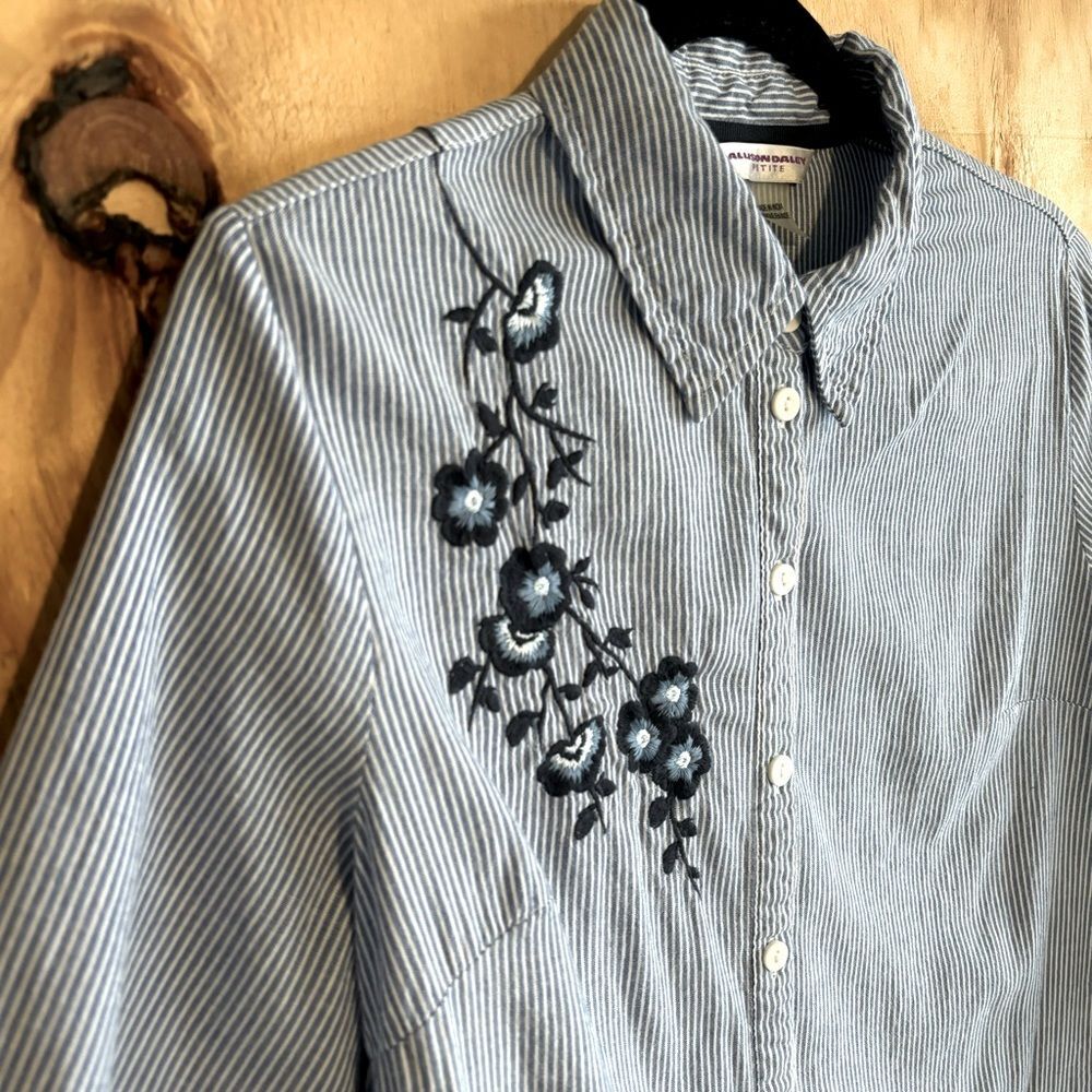 Allison Daley Blue Pinstripe Embroidered Button Down 100% Cotton Blouse Sz 8 - Picture 4 of 7